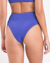 Carica l'immagine nel visualizzatore di Gallery, Image 05: Rio De Sol Slip Bottom Malibu-Indigo Highwaist-Spin
