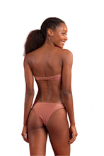 Carica l'immagine nel visualizzatore di Gallery, Model Back: Rio De Sol Reggiseno Top Shimmer-Copper Bandeau-Joy
