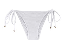 Carica l'immagine nel visualizzatore di Gallery, Product Front: Rio De Sol Slip Bottom Cloque Branco Balconet

