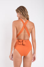 Carica l'immagine nel visualizzatore di Gallery, Model Back: Rio De Sol Intero Ocre Marina
