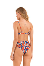 Carica l'immagine nel visualizzatore di Gallery, Model Back: Rio De Sol Completo Set Leaves Bandeau-Joy Hotpants

