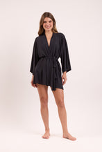 Carica l&#39;immagine nel visualizzatore di Gallery, Model Front: Rio De Sol Vestito Da Spiaggia Black Kimono
