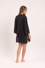 Carica l&#39;immagine nel visualizzatore di Gallery, Model Back: Rio De Sol Vestito Da Spiaggia Black Kimono
