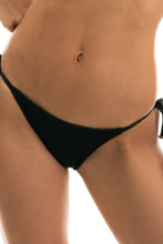 Carica l&#39;immagine nel visualizzatore di Gallery, Gallery: Rio De Sol Slip Bottom Cloque Preto Balconet
