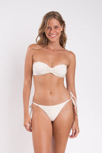 Carica l&#39;immagine nel visualizzatore di Gallery, Model Front: Rio De Sol Slip Bottom Malibu-Natural Cheeky-Micro
