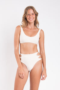 Model Front: Rio De Sol Slip Bottom Malibu-Natural Highwaist-Spin
