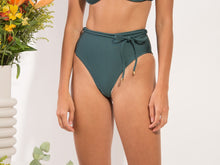 Carica l&#39;immagine nel visualizzatore di Gallery, Model Front: Rio De Sol Slip Bottom Palace Belted-High-Waist
