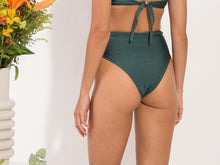 Carica l&#39;immagine nel visualizzatore di Gallery, Model Back: Rio De Sol Slip Bottom Palace Belted-High-Waist
