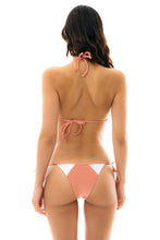 Carica l&#39;immagine nel visualizzatore di Gallery, Model Back: Rio De Sol Slip Bottom Rose Recorte Tri
