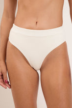 Carica l&#39;immagine nel visualizzatore di Gallery, Gallery: Rio De Sol Slip Bottom Sand-Chantilly Kora
