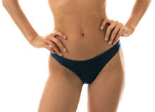 Carica l&#39;immagine nel visualizzatore di Gallery, Gallery: Rio De Sol Slip Bottom Shark Bandeau
