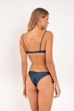 Carica l&#39;immagine nel visualizzatore di Gallery, Model Back: Rio De Sol Slip Bottom Shimmer-Shark Cheeky-Tie-Gold
