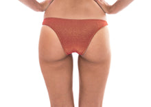 Carica l&#39;immagine nel visualizzatore di Gallery, Model Back: Rio De Sol Slip Calcinha Radiante Canela Cropped
