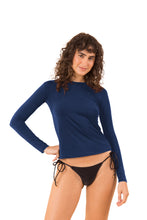 Carica l&#39;immagine nel visualizzatore di Gallery, Model Front: Rio De Sol Reggiseno Navy Rash-Guard
