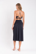 Carica l&#39;immagine nel visualizzatore di Gallery, Model Back: Rio De Sol Gonna Da Spiaggia Nero Long-Skirt-Knot
