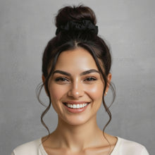 Carica l'immagine nel visualizzatore di Gallery, Model Front: Rio De Sol Accessori Per Capelli Nero Scrunchie
