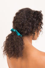 Carica l&#39;immagine nel visualizzatore di Gallery, Model Front: Rio De Sol Accessori Per Capelli Rain Scrunchie

