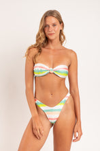 Carica l&#39;immagine nel visualizzatore di Gallery, Model Front: Rio De Sol Completo Set Revelry Bandeau-Joy Cali
