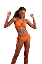 Carica l&#39;immagine nel visualizzatore di Gallery, Model Front: Rio De Sol Reggiseno Top Dots-Orange Mel

