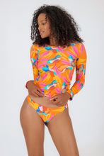 Carica l&#39;immagine nel visualizzatore di Gallery, Model Front: Rio De Sol Reggiseno Top Orange-Bloom Rash-Guard
