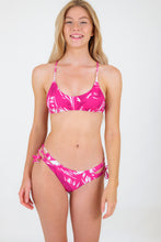 Carica l&#39;immagine nel visualizzatore di Gallery, Model Front: Rio De Sol Reggiseno Top Pink-Palms Bralette
