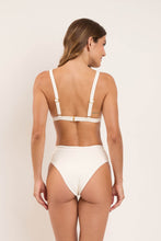 Carica l&#39;immagine nel visualizzatore di Gallery, Model Back: Rio De Sol Reggiseno Top Sand-Chantilly Alba
