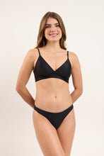 Carica l&#39;immagine nel visualizzatore di Gallery, Model Front: Rio De Sol Reggiseno Top Touch-Black Paola
