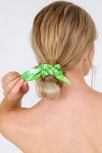 Carica l&#39;immagine nel visualizzatore di Gallery, Green-Palms Scrunchie

